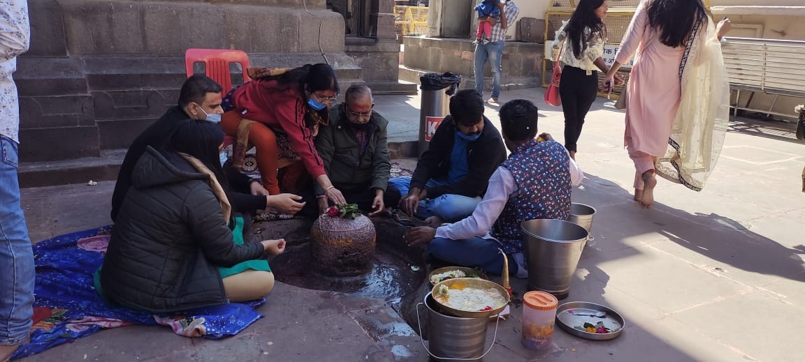 प्रतिबंध के बावजूद भद्रकाली मंदिर प्रांगण स्थित शिवलिंग पर किया अनुष्ठान