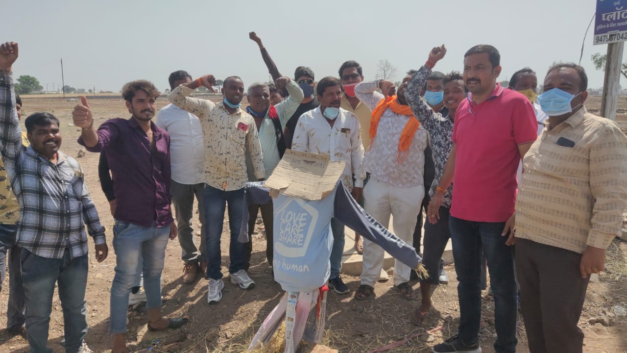 कांग्रेस नेता जीतू पटवारी का किसानों ने फूंकापुतला