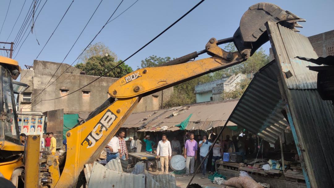 बेअसर रहा विरोध, दौलतगंज सब्जीमंडी को किया ध्वस्त