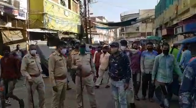 दुकानें बंद कराई तो पुलिस पर लगाया मारपीट का आरोप