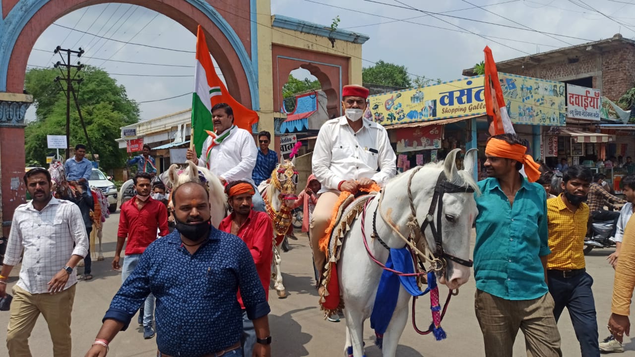 पेट्रोल-डीजल के बढ़े दामों का अनोखा विरोध: घोड़े और बैलगाड़ी के शोरूम खोलने की मांग को लेकर युवा कांग्रेसी निकले घोड़े पर