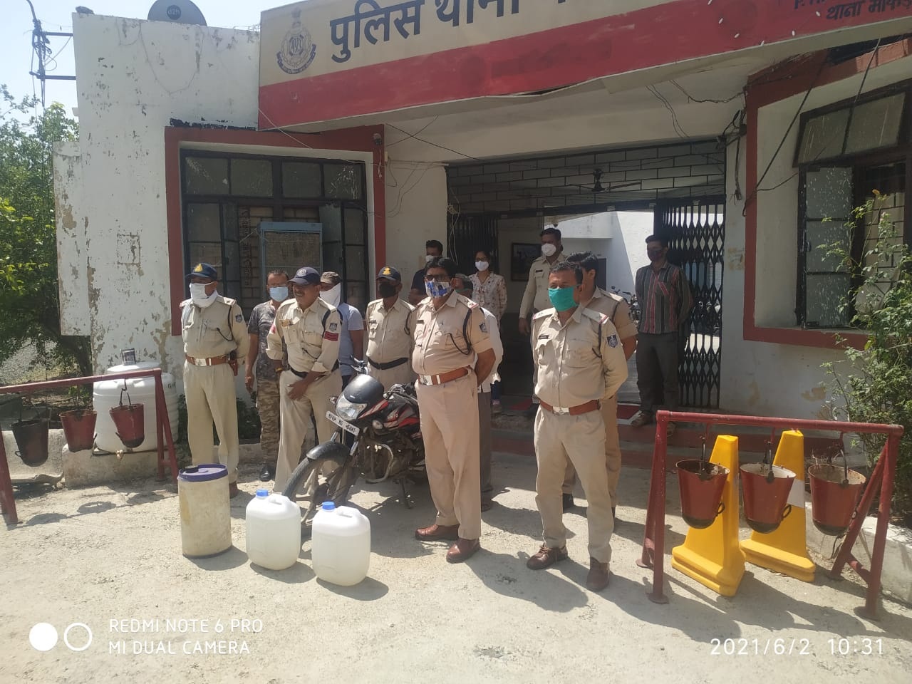 माकड़ौन पुलिस ने जब्त की 60 लीटर महुआ