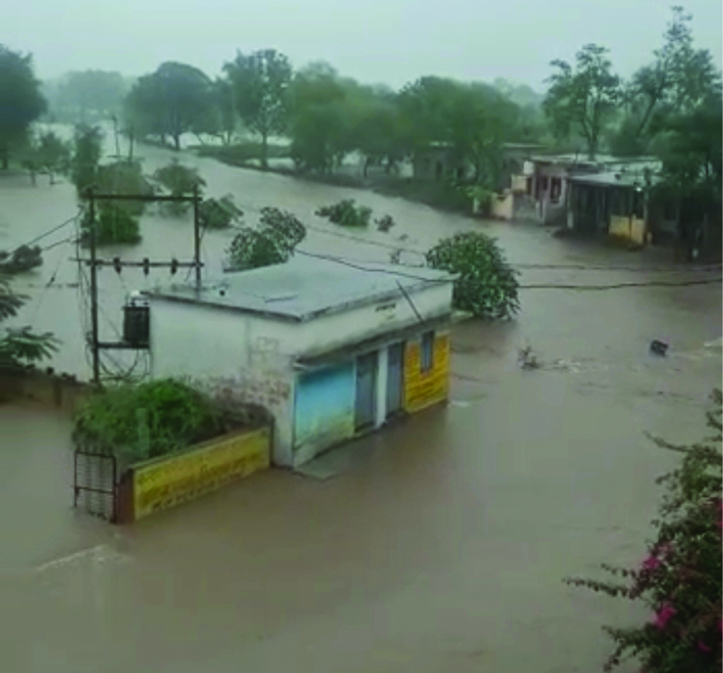 मार्ग बंद, घरों में घुसा पानी