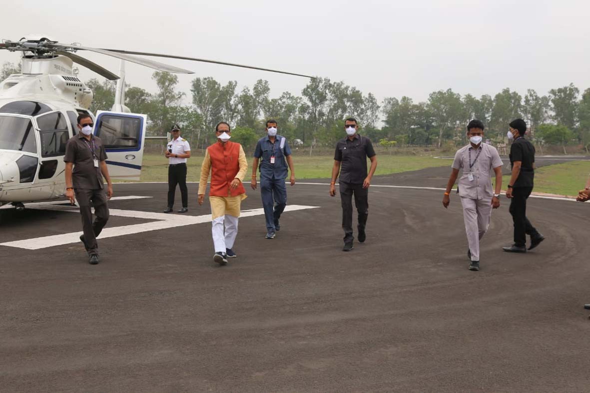 हेलीपेड पर.. .मंत्री का वाहन अंदर, अधिकारियों के बाहर..!