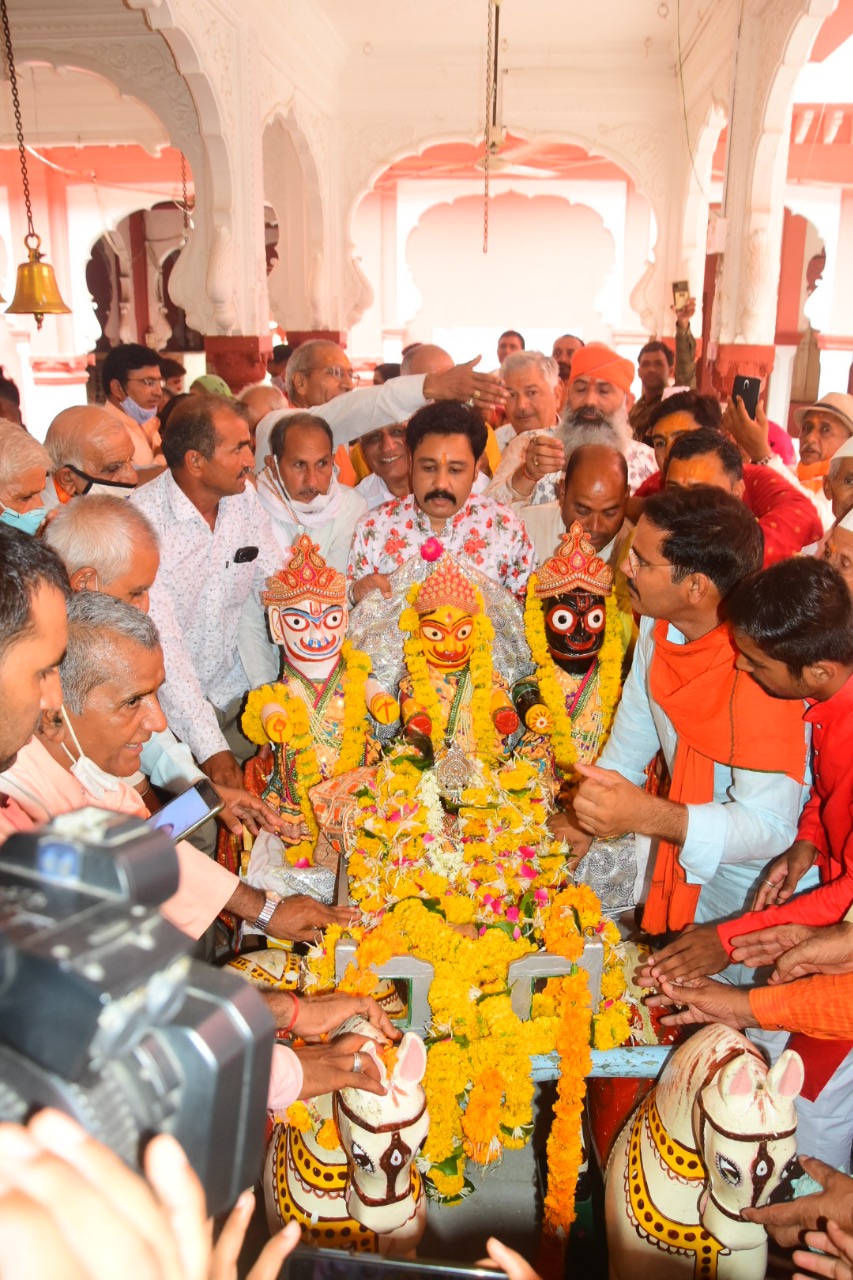 जगदीश मंदिर और इस्कान में प्रतीकात्मक रूप से निकली रथयात्रा