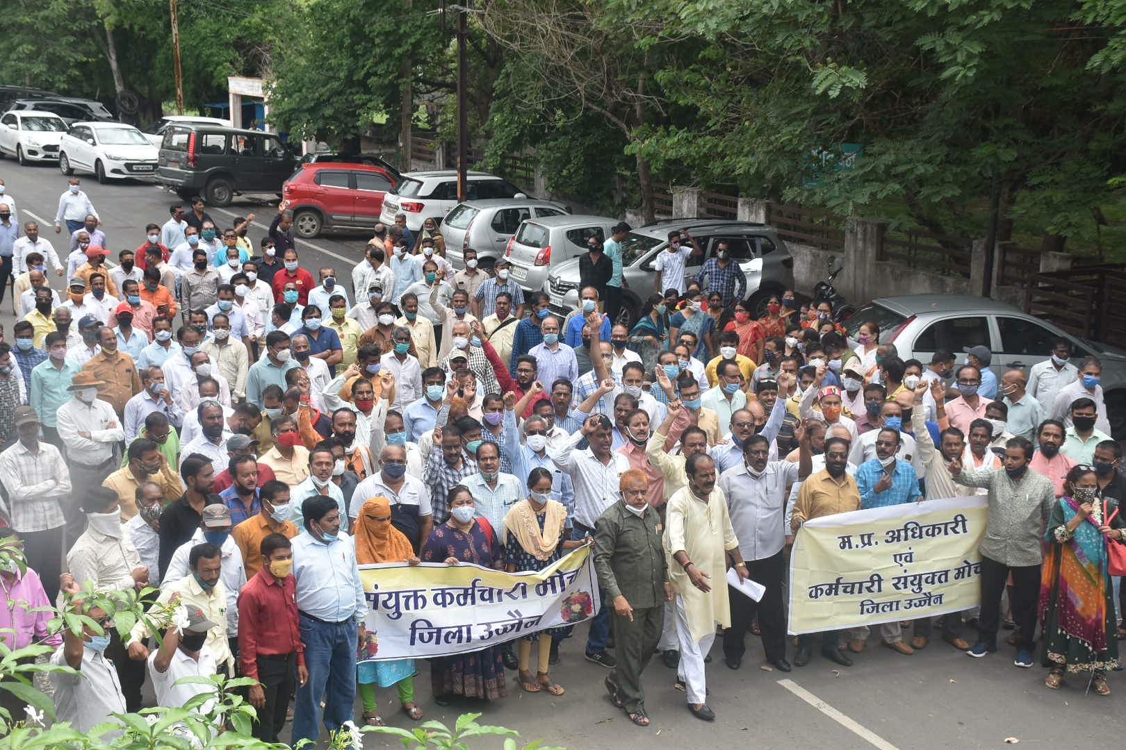 कर्मचारी उतरे सडक़ों पर सरकार को चेतावनी; तीन सूत्रीय मांगों को लेकर कोठी पर अधिकारी, कर्मचारियों ने किया प्रदर्शन