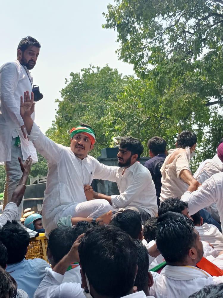 केंद्र सरकार की नीतियों के विरोध में युवा कांग्रेस जिला अध्यक्ष सहित उज्जैन के कार्यकर्ताओं ने दिल्ली में गिरफ्तारी दी