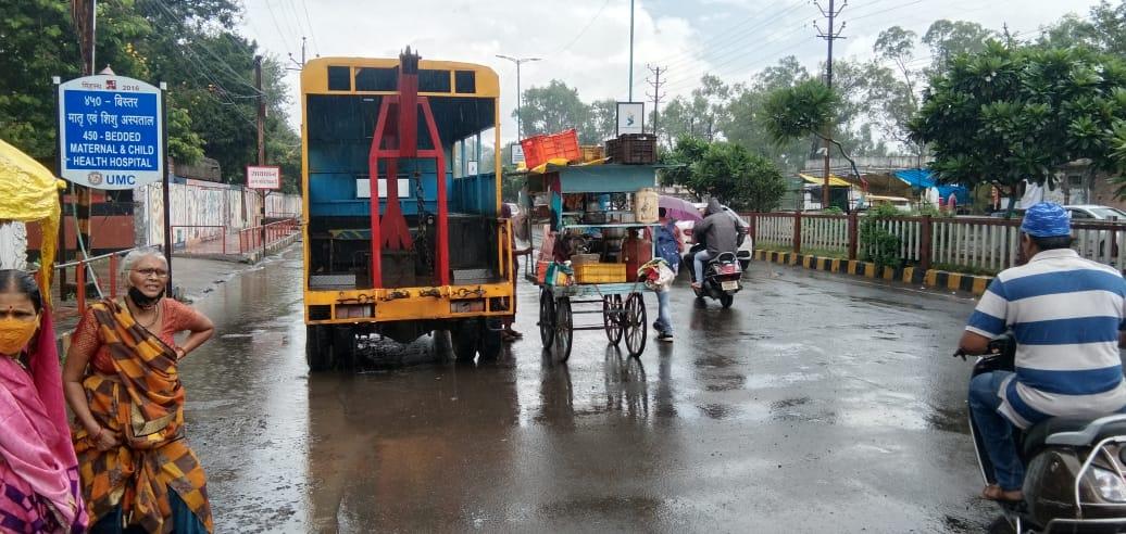 चरक के बाहर फिर लग गए ठेले-गुमटी, दो दिन पहले ही निगम अमले ने किये थे जब्त