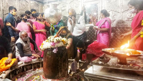 महाकालेश्वर मंदिर गर्भगृह से किए 2.30 घंटे आम श्रद्धालुओं ने दर्शन