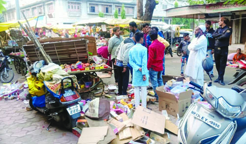 फ्रीगंज सब्जी मंडी में बेकाबू कार ने तीन ठेले वालों को चपेट में लिया