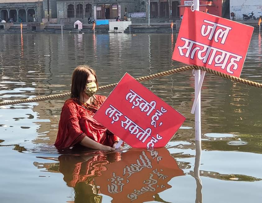 शिप्रा शुद्धिकरण के लिए नूरी खान ने किया जल सत्याग्रह, प्रशासन ने हटाया