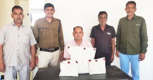 गांजे के साथ भाटपचलाना थाने का पुलिस बल।