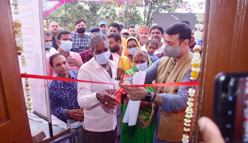 प्रधानमंत्री आवास योजना में बने नए घर में तीजाबाई के परिवार को मंत्री दत्तीगांव ने गृह प्रवेश कराया।