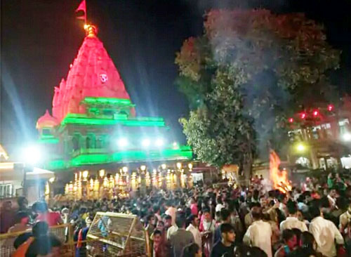 होलिका दहन के मौके पर महाकाल मंदिर प्रांगण में मौजूद श्रद्धालु।