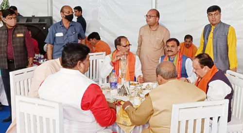 Nadda shivraj having lunch ciruit house ujjain 08 03 22