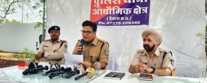 वारदात की जानकारी देते पुलिस अधिकारी।