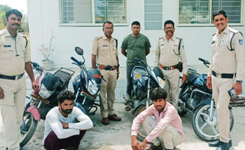 पुलिस ने तीन वाहन चोरों को गिरफ्तार किया