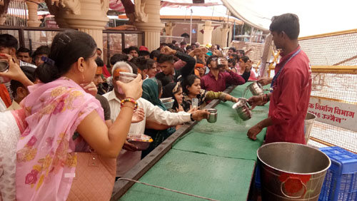 ठंडे पानी के लिए श्रद्धालु परेशान