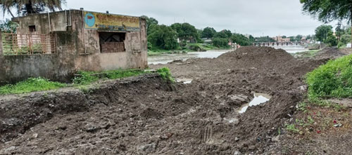 अधूरे निर्माण से कामाख्या धाम और रणजीत हनुमान जाने का रास्ता बंद