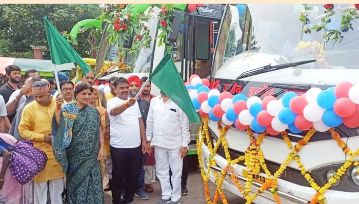 महाकालेश्वर से ओंकारेश्वर ज्योतिर्लिंग तक सीधी बस सेवा का महापौर और निगम अध्यक्ष ने किया शुभारंभ