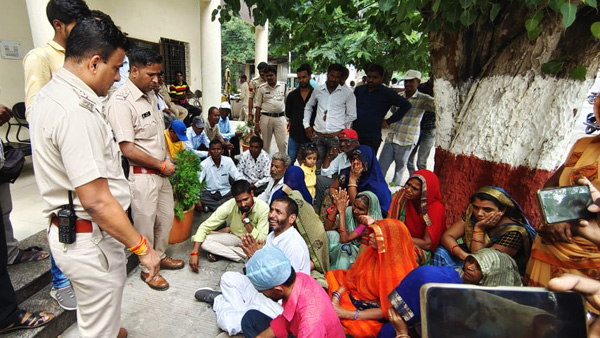 मोतीनगर हत्या कांड मामले में कंट्रोल रूम पर धरना