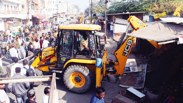 गोवर्धन सागर: आगे-पीछे से अतिक्रमण साफ, वीडी मार्केट में पहुंचे तो हडक़ंप