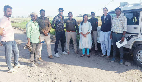 ग्राम बामोरा में शासकीय जमीन से अतिक्रमण हटा कर बंधुआ मजदूरों को मुक्त कराया