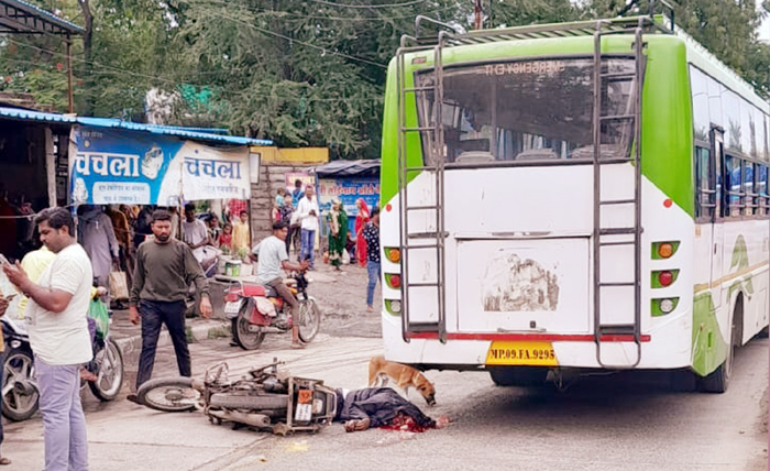 तेज रफ्तार बस ने बाइक सवार को रौंदा