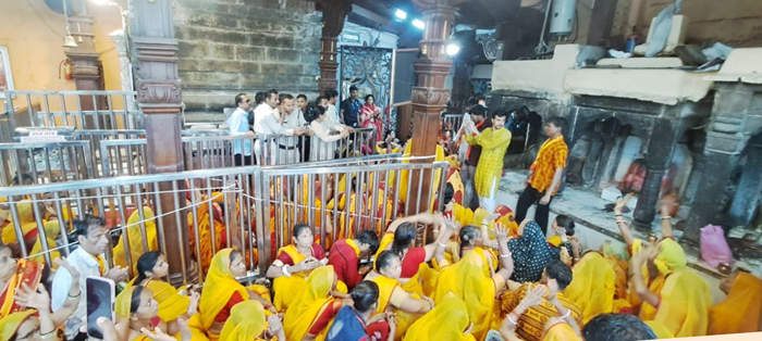 महाकाल मंदिर में उज्जैन के कावड़ यात्रियों को जल चढ़ाने से रोकने का विवाद गहराया