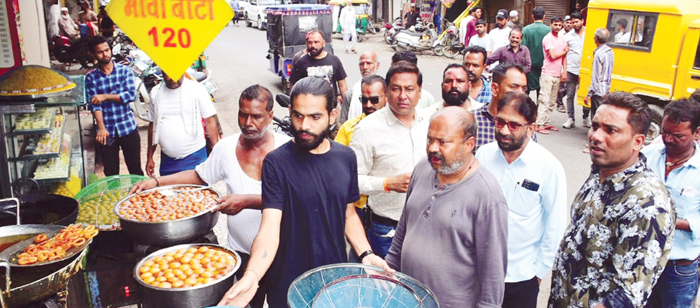 महाकाल मार्ग पर खुलेआम लगी मांसाहार दुकानें हटाने पहुंची टीम से दुकानदारों का विवाद