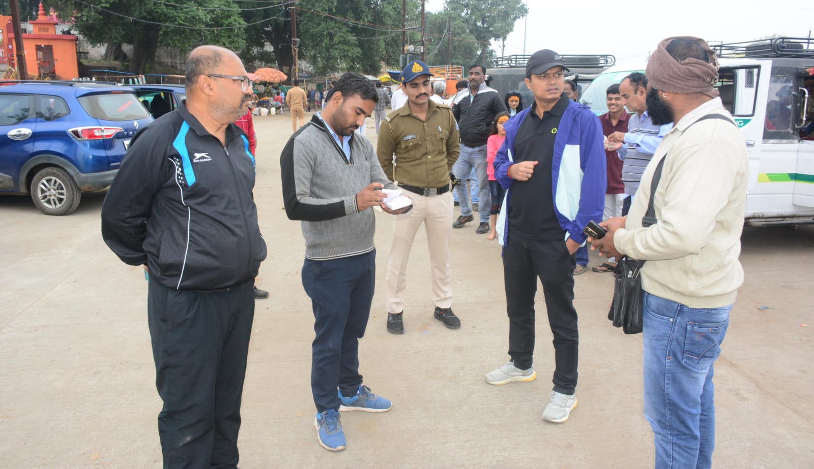 मंगलनाथ क्षेत्र में पार्किंग, ठेले गुमटियां बेतरतीब लगे मिले, एक कर्मचारी का सात दिन का वेतन कटेगा