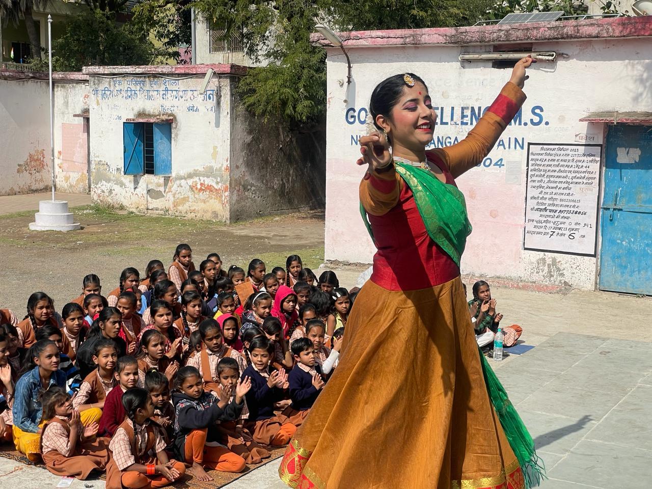 अश्वनी ने प्रस्तुति देकर कार्यशाला में छात्राओं को नृत्य से जुड़ी जानकारियां भी दी