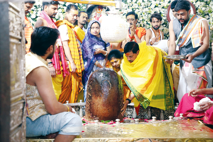 सीएम ने की भगवान महाकाल व बोरेश्वर महादेव की पूजा-अर्चना