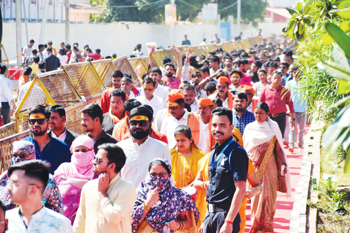 महाकाल मंदिर: वीआईपी को गर्भगृह, आम आदमी को बेरिकेड्स