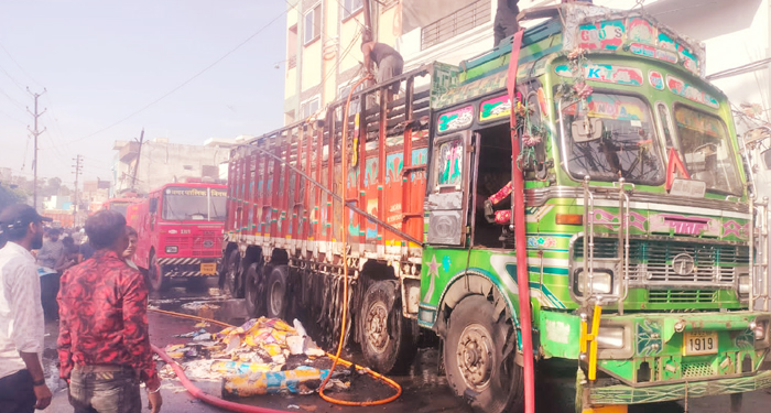 दोना-पत्तल के कागज से भरे ट्रक में लगी आग