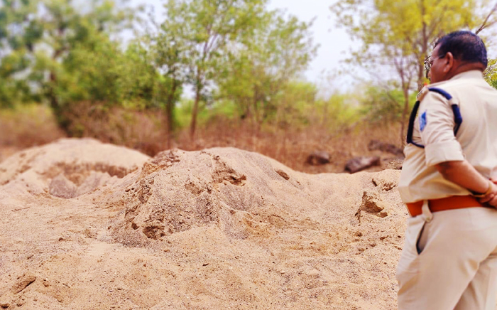 रेत के अवैध उत्खनन मामले में दो लोगों पर 59.40 लाख रुपये का जुर्माना