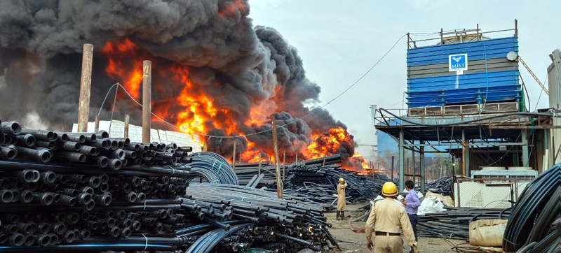 पीथमपुर की प्लास्टिक पाइप फैक्टरी में लगी भीषण आग