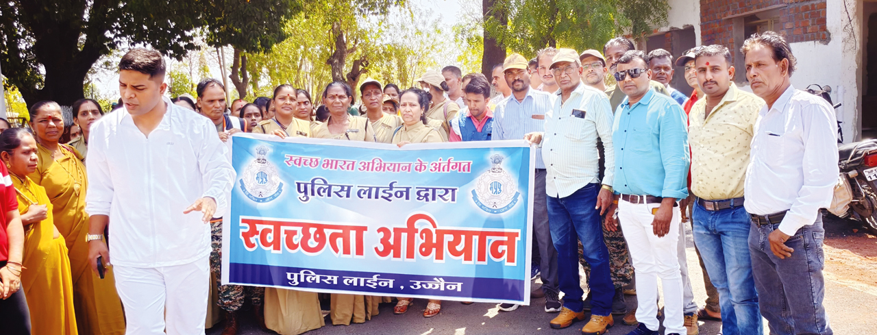 पुलिस एवं नगर ग्राम रक्षा समिति ने तालाब को साफ कर गहरा किया