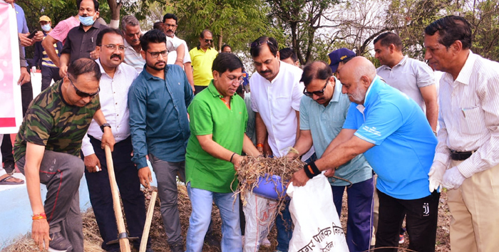 संभागायुक्त ने कमल तालाब में श्रमदान कर शुरू किया जल गंगा संवर्धन अभियान