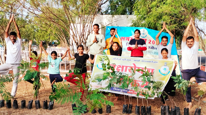 पुलिस विभाग द्वारा वृक्षासन योग के साथ पौधारोपण