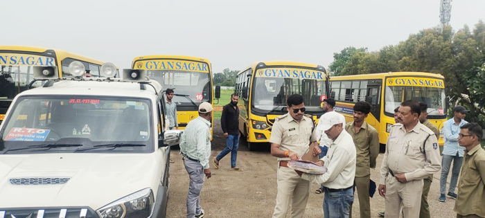 बिना नंबर-परमिट के ओवरलोड चल रही बस जब्त