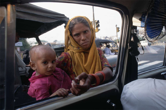 कारों में झांक रहे तो कहीं बाइक रोक कर भीख मांग रहे भिखारी, चौराहे पर रुकना भी मुश्किल