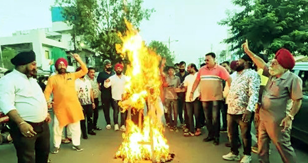 सिख समाज ने राहुल गांधी का पुतला जलाया