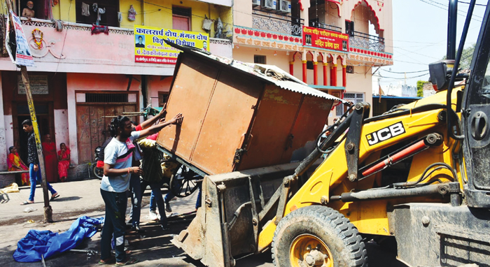 महाकाल क्षेत्र से अतिक्रमण हटाया