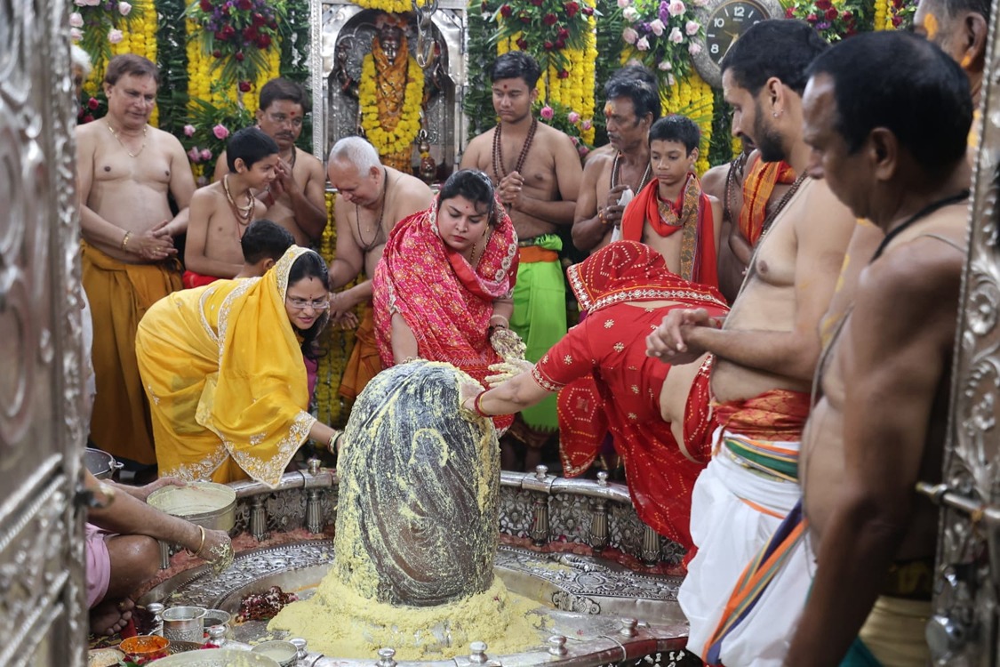 महाकाल मंदिर में मनी दीपावली, बाबा को लगाया उबटन