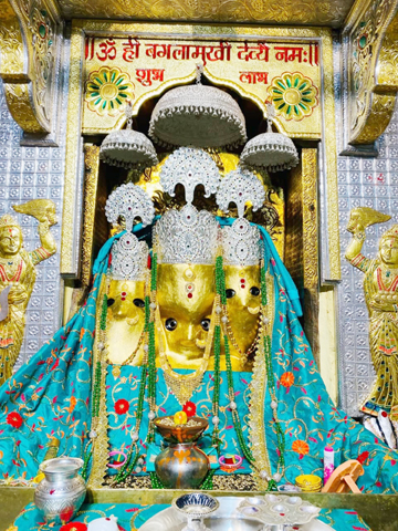 अवैध चढ़ावे का मामला: मां बगलामुखी मंदिर समिति ने सुपुर्दगी में लिया करोड़ों का सोना-चांदी और नकदी