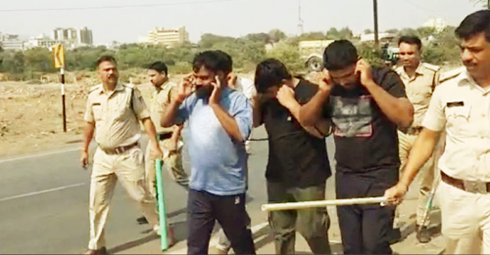 वकील सहित तीन लोगों का अपहरण करने वाले आरोपियों का पुलिस ने जुलूस निकाला