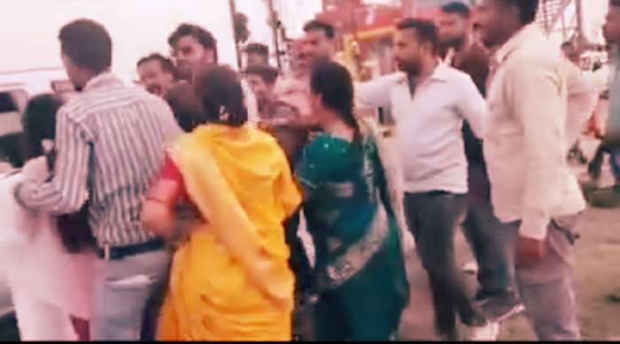सिर मुण्डाते ही ओले गिरे, शुरूआत में खरसौदखुर्द टोल प्लाजा पर विवाद