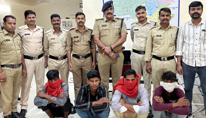 मोटर कंपनी के कैशियर से व किसान से लूट करने वाले गिरोह के 4 सदस्य गिरफ्तार