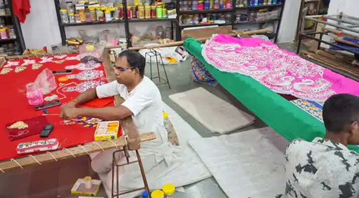 उज्जैन में भगवान जगन्नाथ; बंगाल के कारीगर बना रहे 2 लाख की खास पोशाक